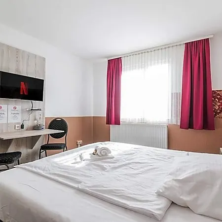 Hotel Café Galerie - Breakfast - Free Parking - Smart Tv Garbsen