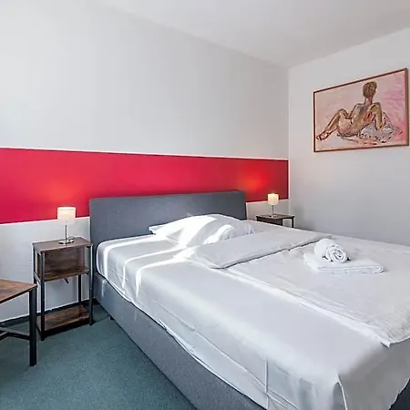 Hotel Café Galerie - Breakfast - Free Parking - Smart Tv Garbsen