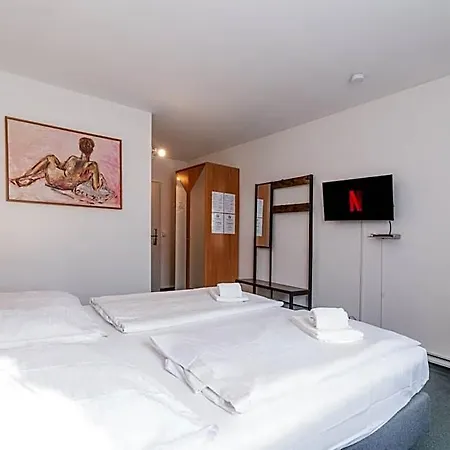 Hotel Café Galerie - Breakfast - Free Parking - Smart Tv